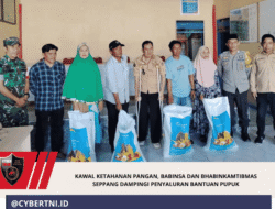 Kawal Ketahanan Pangan, Babinsa dan Bhabinkamtibmas Seppang Dampingi Penyaluran Bantuan Pupuk