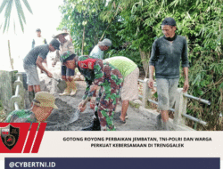 Gotong Royong Perbaikan Jembatan, TNI-Polri dan Warga Perkuat Kebersamaan di Trenggalek