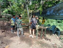 Wujudkan Akses Antardesa, TNI dan Warga Herlang Rakit Besi Cakar Ayam Jembatan Perintis Garuda