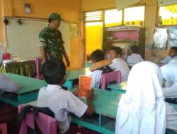 Tanamkan Karakter Sejak Dini, Babinsa Desa Ara Berikan Materi Wasbang di SD 163 Bulukumba