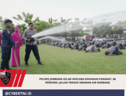 Polres Jombang Gelar Upacara Kenaikan Pangkat, 86 Personel Jalani Tradisi Siraman Air Kembang