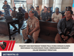 Prajurit dan Masyarakat Nobar Piala Dunia dengan elemen masyarakat dilingkungan Pasar, Kebersamaan Menguat dalam Semangat Persatuan