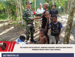TNI Hadir Untuk Rakyat, Babinsa Koramil Kemtuk Gresi Bantu Perbaiki Mesin Parut Sagu Warga