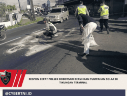Respon Cepat Polsek Bobotsari Bersihkan Tumpahan Solar di Tikungan Terminal