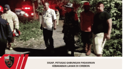 Sigap, Petugas Gabungan Padamkan Kebakaran Lahan di Cirebon