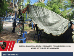 Babinsa Samalanga Bantu Pemasangan Tenda di Rumah Duka, Wujud Kepedulian kepada Warga