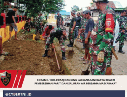 Koramil 1406-09/Sajoanging Laksanakan Karya Bhakti Pembersihan Parit dan Saluran Air Bersama Masyarakat 
