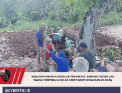 Wujudkan Kemanunggalan TNI-Rakyat, Babinsa Cikoro dan Warga Tompobulu Gelar Karya Bakti Bersihkan Selokan