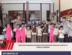 Kapolres Kebumen Bagikan Perlengkapan Sekolah untuk 15 Siswa di Sempor