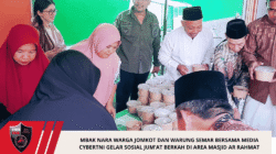 Mbak Nara Warga Jomkot Dan Warung SEMAR Bersama Media CyberTNI Gelar Sosial Jum’at Berkah Di Area Masjid Ar Rahmat