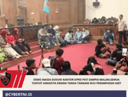 Demo Massa Duduki Kantor DPRD Pati Sampai Malam,Semua Tuntut Anggota Dewan Tanda Tangani RUU Perampasan Aset