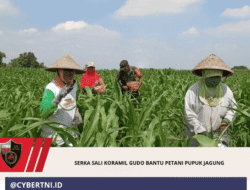 Serka Sali Koramil Gudo Bantu Petani Pupuk Jagung