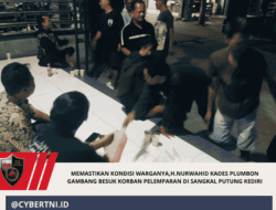 Memastikan Kondisi Warganya,H.Nurwahid Kades Plumbon Gambang Besuk Korban Pelemparan di Sangkal Putung Kediri