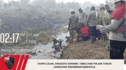 Tanpa Lelah, Anggota Koramil Tebas dan Polsek Turun Langsung Padamkan Karhutla