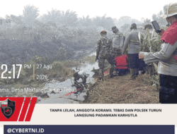 Tanpa Lelah, Anggota Koramil Tebas dan Polsek Turun Langsung Padamkan Karhutla