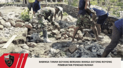 Babinsa Tanah Goyang Bersama Warga Gotong Royong Pembuatan Pondasi Rumah