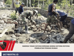 Babinsa Tanah Goyang Bersama Warga Gotong Royong Pembuatan Pondasi Rumah