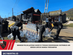 Brimob Polda Jateng Hadir di Tengah Kekeringan: Distribusi Air Bersih untuk Warga Terdampak