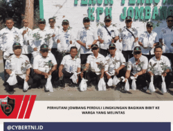 Perhutani Jombang Perduli Lingkungan Bagikan Bibit Ke Warga Yang Melintas