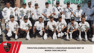 Perhutani Jombang Perduli Lingkungan Bagikan Bibit Ke Warga Yang Melintas