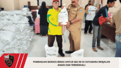 Pembagian Bansos Beras untuk 682 KK di Kotabaru Berjalan Aman dan Terkendali