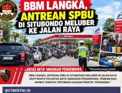 BBM LANGKA, ANTREAN SPBU DI SITUBONDO MELUBER KE JALAN RAYA GNTP MINTA POLANTAS AKTIF AMANKAN PENGENDARA, PEMKAB DAN APARAT DIMINTA TERTIBKAN DUGAAN PRAKTIK “PENGIMBAL”