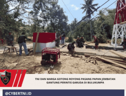 TNI dan Warga Gotong Royong Pasang Papan Jembatan Gantung Perintis Garuda di Bulukumpa