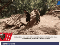 Hubungkan Dua Desa, Personel Koramil 1411-07/Herlang Gelar Karya Bakti di Jembatan Garuda Herlang