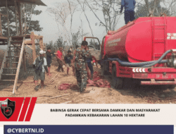 Babinsa Gerak Cepat Bersama Damkar dan Masyarakat Padamkan Kebakaran Lahan 10 Hektare