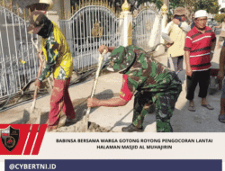 Babinsa Bersama Warga Gotong Royong Pengocoran Lantai Halaman Masjid Al Muhajirin