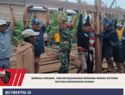 Babinsa Koramil 1406-09/Sajoanging Bersama Warga Gotong Royong Mendirikan Rumah