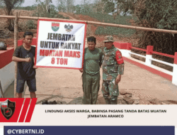 Lindungi Akses Warga, Babinsa Pasang Tanda Batas Muatan Jembatan Aramco