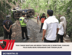 Truk Tangki Bantuan Air Bersih Terguling di Bobotsari, Evakuasi Polisi Buru-buru Kendaraan dari Tengah Jalan