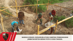 Babinsa Koramil 09/Randublatung Dampingi Pembangunan Jembatan Beton Merah Putih di Desa Tanggel