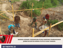 Babinsa Koramil 09/Randublatung Dampingi Pembangunan Jembatan Beton Merah Putih di Desa Tanggel