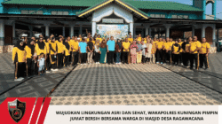 Wujudkan Lingkungan Asri dan Sehat, Wakapolres Kuningan Pimpin Jumat Bersih Bersama Warga di Masjid Desa Ragawacana