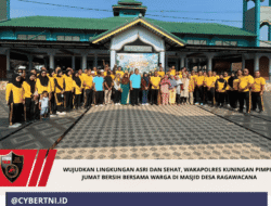 Wujudkan Lingkungan Asri dan Sehat, Wakapolres Kuningan Pimpin Jumat Bersih Bersama Warga di Masjid Desa Ragawacana