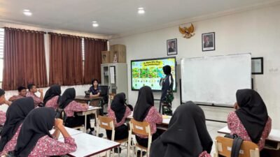 Babinsa Koramil Cepu Dampingi Kadet Unhan RI Beri Pembekalan Siswa SRMA 18 Blora