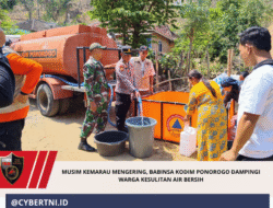Musim Kemarau Mengering, Babinsa Kodim Ponorogo Dampingi Warga Kesulitan Air Bersih