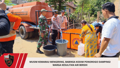 Musim Kemarau Mengering, Babinsa Kodim Ponorogo Dampingi Warga Kesulitan Air Bersih